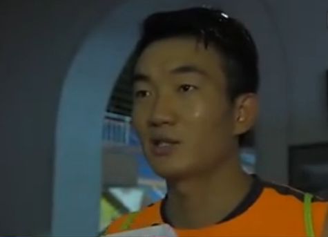 黑白肃杀的色调，使战场的惨烈之态更加凸显，炮火纷飞中，演员们持枪瞋目，俨然一幅对敌作战的状态